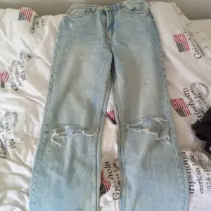 Säljer ett par Wide jeans från ZARA, strl M. Mycket bra skick. Säljer dem för 200kr + frakt!