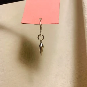Spike kort🩷 - Ett lite mer diskret örhänge som är jättefint och passar till många outfits! Säljs styckvis🎀🩷