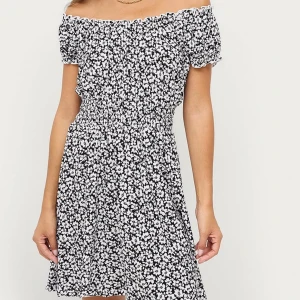 Klänning  - blommig klänning från Ellos, använts få gånger. Inga defekter eller så. 