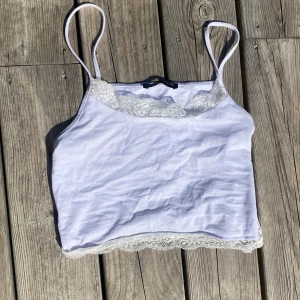 Spets linne - Ett vanligt linne med fina spets detaljer som funkar bra till alla outfits😍