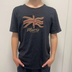 Morris T-shirt  - Hej, säljer denna Morris tisha med ett snyggt tryck. Perfekt för en varm utekväll. Inga defekter eller fläckar, storlek M. Hör av er vid fler bilder eller funderingar! 