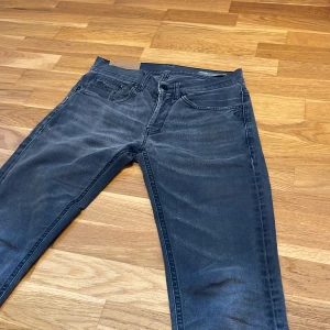 Dondup george - Säljer mina tvärfeta dondup george med otroligt feta slitningar och fade. Skicket är bra. Jeansen är storlek 30 och passar mellan 50-60kg och 170-180👍