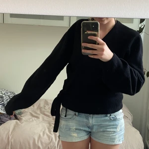 Stickad tröja med knytning - Stickad tröja med knytning från &otherstories