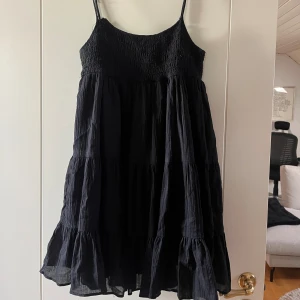 Klänning från Zara - Fin klänning till sommaren, tyvärr lite sönder i ärmen, men lätt att fixa om man vill! Märks inte så mkt när man har den på sig dock! :)