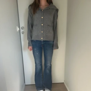 Stickad kofta - Stickad kofta från Massimo dutti, använd fåtal gånger och inga synliga tecken på användning. Modellen är 165 och bär vanligtvis -S 