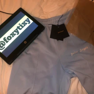 Palm angels shorts - En jätte fint blå palm angles shorts, använde den några gånger men de e fortfarande som en ny,alla taggar e med + påse fint skick 9/10. Pris kan diskuteras!!!!