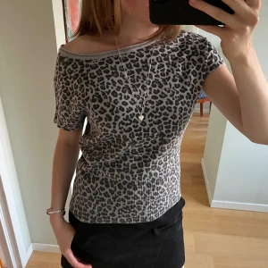 Leopard topp - Så najs topp med leopardmönster🐆 Storlek M men skulle passa både S och L!