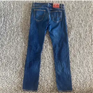 Tja, säljer dessa feta Jacob Cohen 622 jeans i storlek 32, bra skick förutom ett avtryck på höger framficka, skriv vid fler frågor eller funderingar 