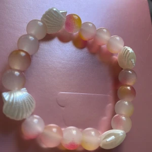 🐚💗💓💛 - Egengjord armban🌟Alla går att få i speciella storlekar vid intresse men alla Är gjorda på stretchig tråd så passar dom flesta 💜