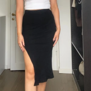 Kjol med slit Stradivarius stl xs  - Kjol med slit ifrån stradivarius i stl xs 💗