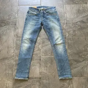 Ett par riktigt fräscha dondup jeans till salu, dom är sprillans nya och jeansen befinner sig i ett nytt skick med! 