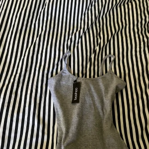 Linne oanvänd  - Linne från boohoo! Säljer då jag köpte två. Nyskick!