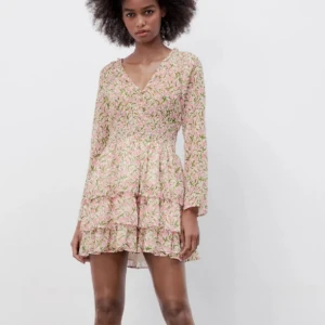 zara klänning  - Snyggaste klänningen prefekt till sommaren, gillar inte hur den satt tyvärr så säljer, inte mina bilder men kom privat om ni vill ha en egen! (Prislappen är kvar) 