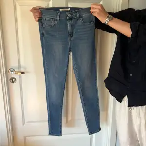 Levis jeans 720 modellen high rise super skinny i mjukt material i storlek S men stretchiga.