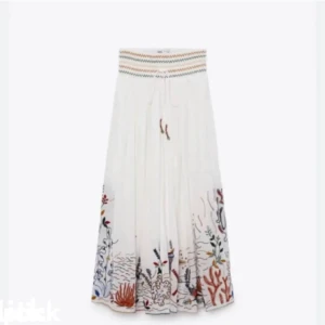 Långkjol med broderier - Säljer denna assnygga långkjol från zara med broderier. Nypris:700 kr💘