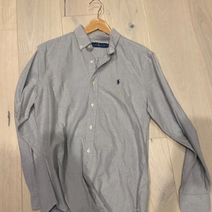 Ralph lauren skjorta - Grå ralph lauren skjorta i Oxford material stl S aldrig använd