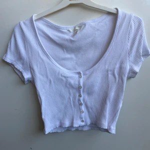 Kortärmad topp vit hm - Storlek medium, knappt använd mycket bra skick 🦋