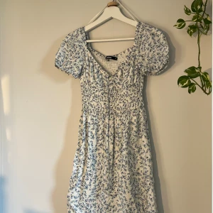 sommarklänning - Fin sommarklänning från bikbok i nyskick🩷  vit med blå blommor🪻 storlek XS
