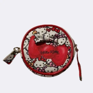 Hello Kitty plånbok - Hello Kitty plånbok köpt i Thailand men kommer inte till andvändning. Väldigt små rosa sträck/fläckar på framsidan men syns inte så mycket🎀🐱