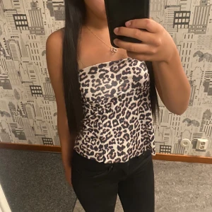 Leopard topp - Leopard topp från Vila som jag själv sytt från shorts