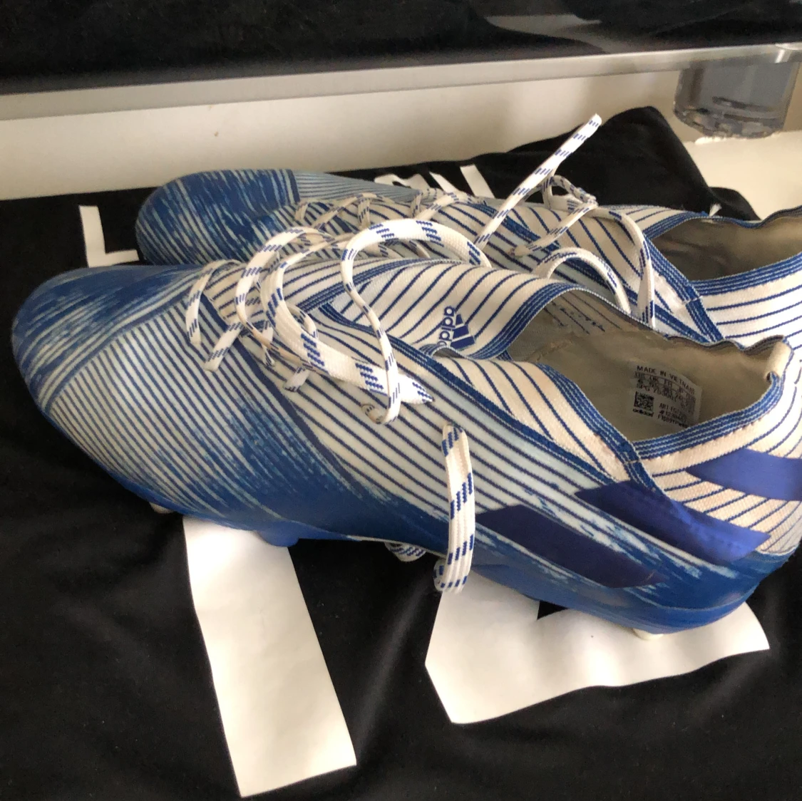 Fotbollsskor adidas nemezis