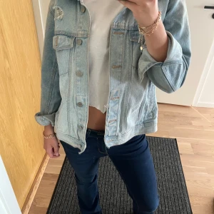 Jeansjacka - Snygg jeansjacka. Vet inte märke men den är i storlek m