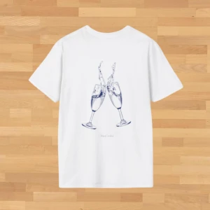 Champagne T-shirt - Säljer denna stilrena t-shirt för de som älskar champagne! Den är helt ny, inga defekter. Skriv till mig vid fler frågor🤝