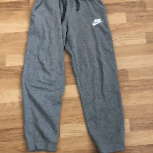 Nike byxor  - 147-158, bra skick, använd men inte fläckar eller liknande.