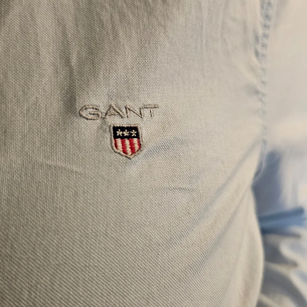 En stilren ljusblå skjorta från GANT med broderad logotyp på bröstet. Skjortan har långa ärmar och knappar framtill. Storlek 44 men är mer som en 42 alternativt 40. Skjortan är använd ca 4 gånger så nyskick! behöver strykas till lite :) . Paidat.