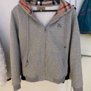 Burberry zip - Hej, säljer denna feta zippen för en bra pris, den är i bra skick och endast använd ett få antal gånger. Fler frågor? Hör av dig.