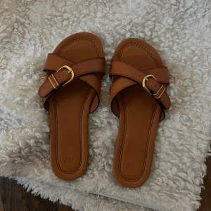 Sandaler - Bruna sandaler från hm. Knappt använda och slutsålda på hemsidan💕