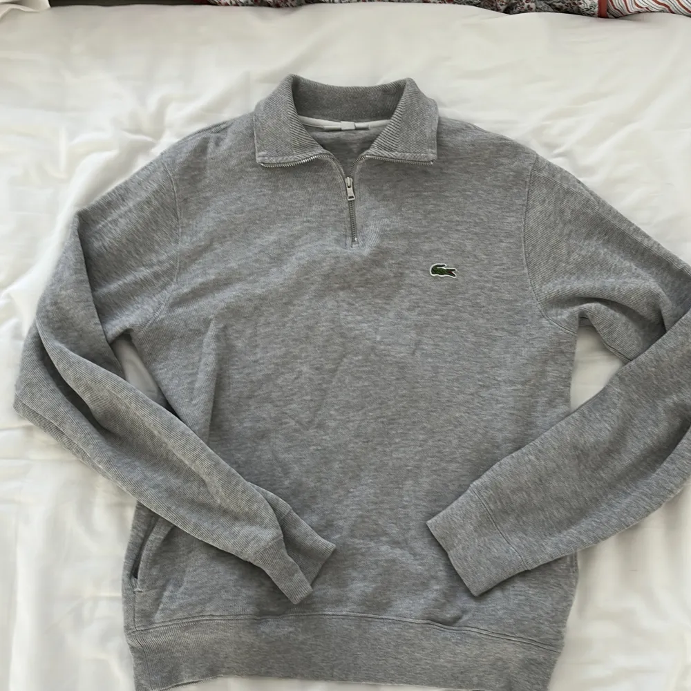 En riktigt snygg Lacoste half-zip utan några skador alls, vid fler frågor är det bara att skriva.. Tröjor & Koftor.