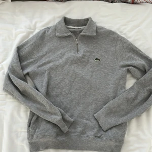 Lacoste half-zip tröja - En riktigt snygg Lacoste half-zip utan några skador alls, vid fler frågor är det bara att skriva.