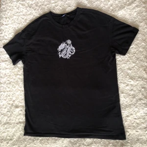 Svart t-shirt med tryck  - Svart t-shirt med en drake på, köpt på New Yorker. Kontakta mig om du är intresserad eller har frågor💕