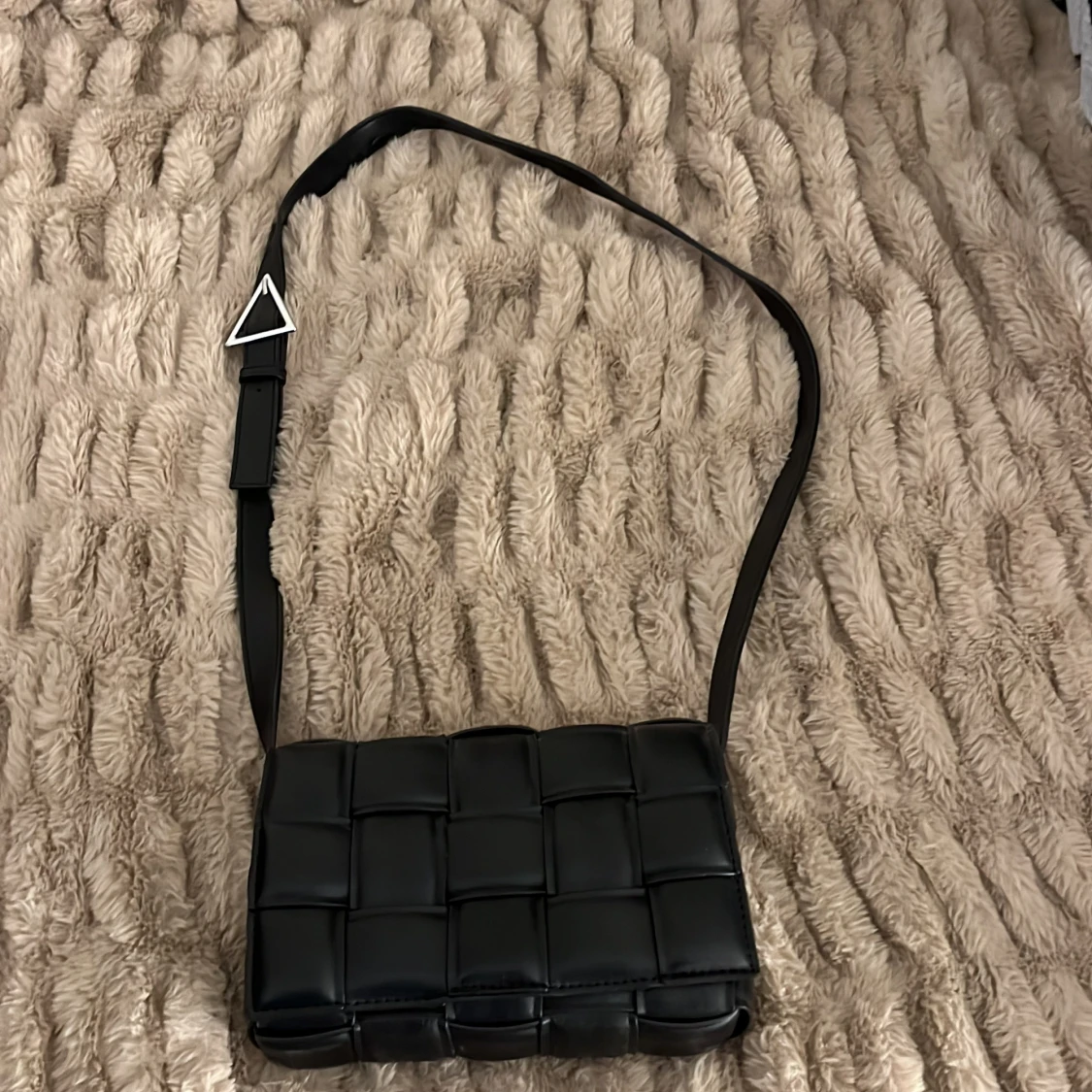 Svart flätad väska