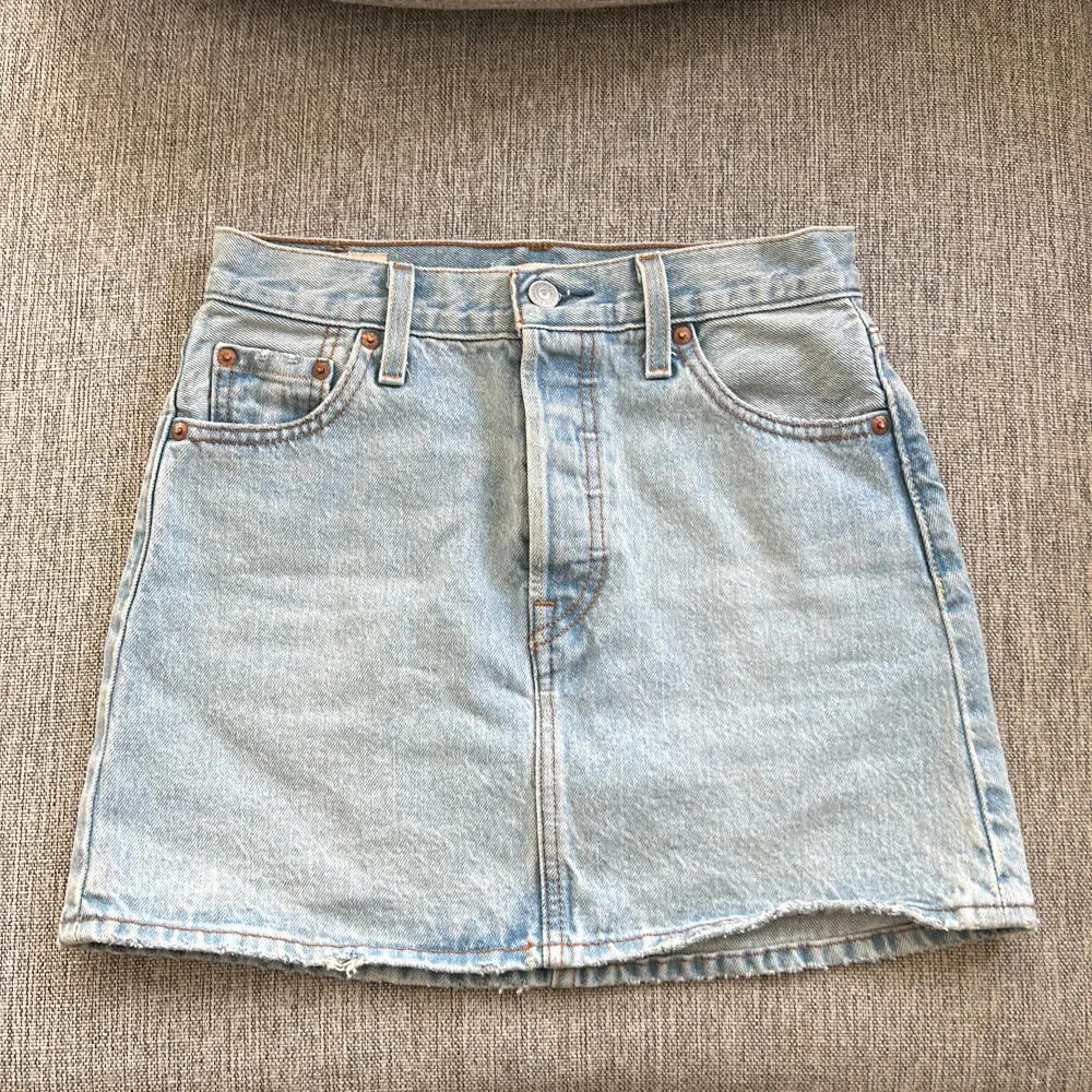 Jeanskjol från Levis i modellen ”Icon skirt”. Endast använd en gång. Superfin kjol som jag tyvärr inte får någon användning av. Storlek 23 men den passar mig som brukar ha 24/25 i Levis. . Kjolar.