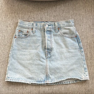 Jeanskjol Levis  - Jeanskjol från Levis i modellen ”Icon skirt”. Endast använd en gång. Superfin kjol som jag tyvärr inte får någon användning av. Storlek 23 men den passar mig som brukar ha 24/25 i Levis. 