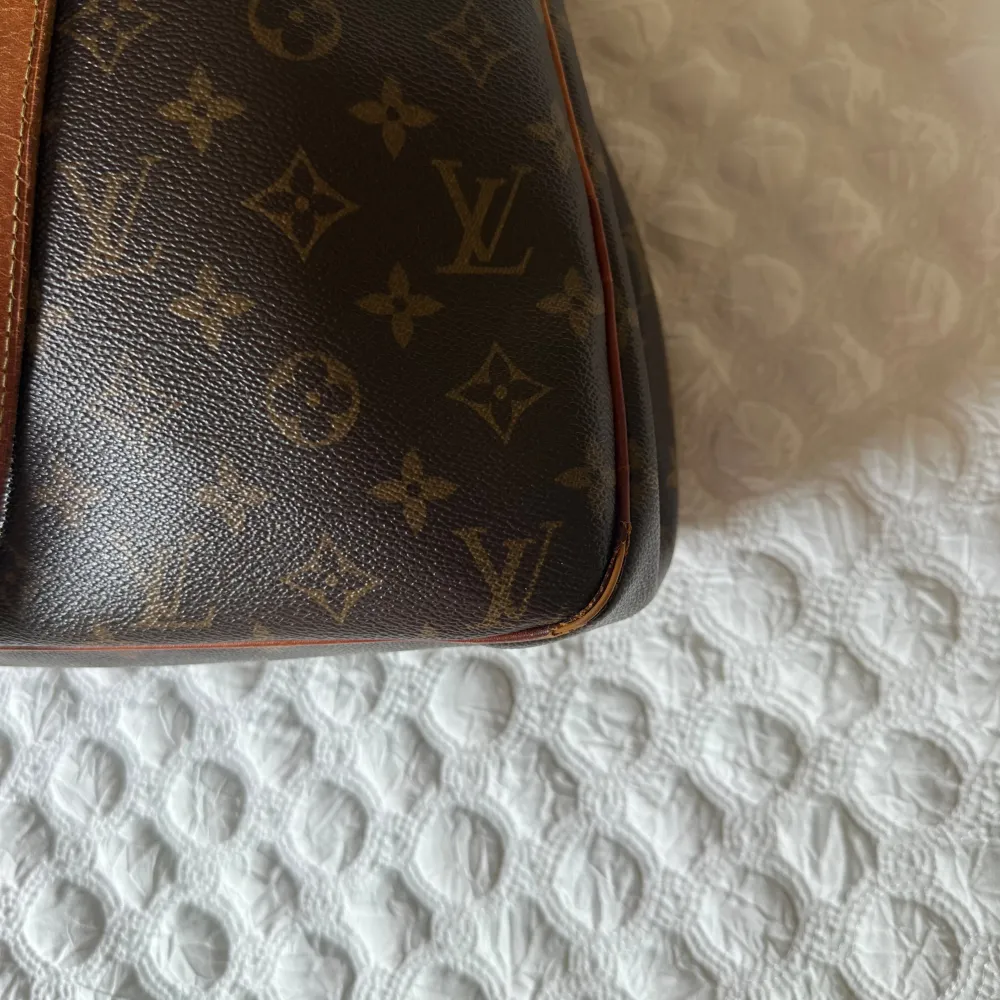 Så fin väska från Louis Vuitton, använd men i bra skick. (Några små defekter förekommer se bilder)  Köpt på Vestiaire Collective  Orginalkartong finns att tillgå.  Perfekt för skola/jobb (dator 13 tum får plats). Väskor.