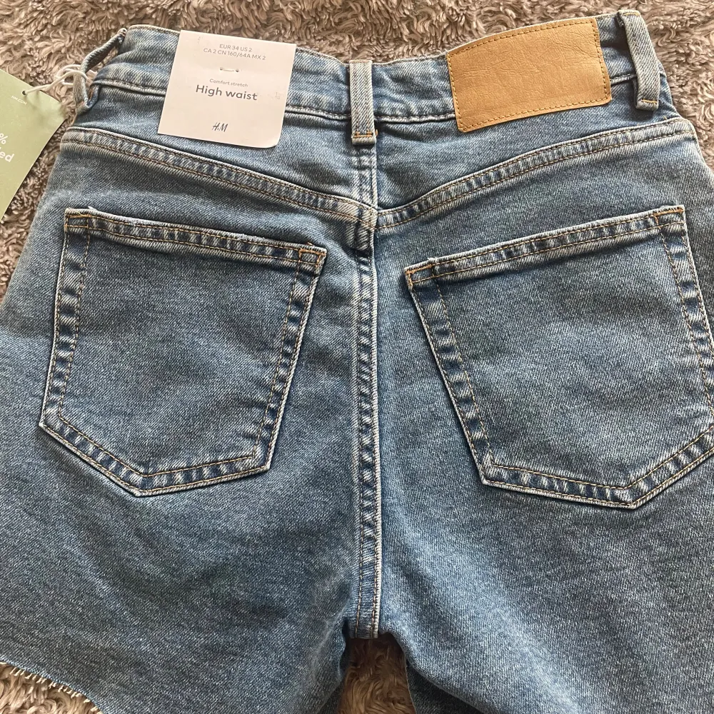 Helt nya högmidjade jeans shorts som jag precis köpt. Dem är även oanvända💞. Shorts.