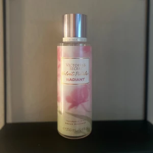 Victoria’s Secret body mist velvet petals ” - En trevlig fräsh bortmist. Andvänd fåtal gånger. Säljer då jag inte längre trivs i doften. Nypris 270kr
