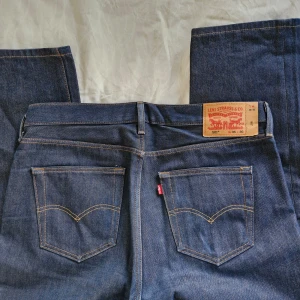 Mörkblå Levi's jeans - Snygga raka Levi's jeans i mycket fint skick! Nypris 1 099 kr. Made in Egypt  W35, L30 Bara att skicka ett meddelande för mått, fler bilder etc :)
