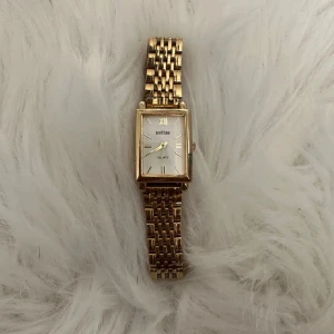 Klocka  - köpt på plick, batteriet behöver bytas💛den är i stainless steal 