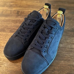 Christian louboutin - Ett par riktigt feta marinblå loubs louis junior. Storlek 43. Skick 10/10 riktigt fina. Allt og har tyvärr tappats bort av förra ägaren och därav det billiga priset, men dom är självklart äkta. Nypris 9000 mitt pris 3199kr. Skriv gärna vid frågor!