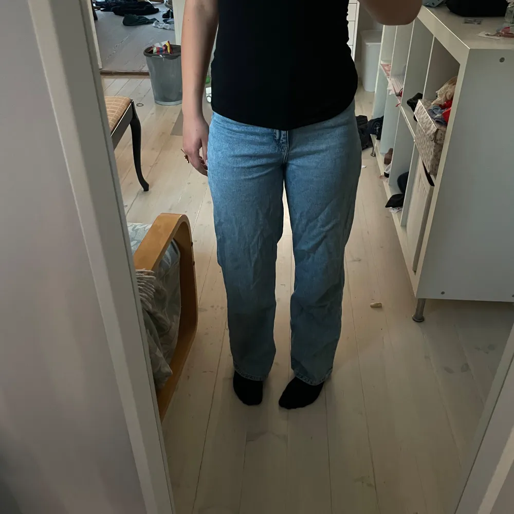 Ett par blå jeansbyxor i storlek 158. Byxorna har en normal passform och är mid/high waist.. Jeans & Byxor.