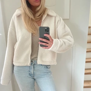 Jacka - Säljer denna Teddy jacka  helt oanvänd i strl s. Säljer för 200kr