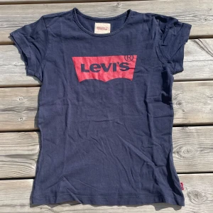 Levis- blå babytee  - Skit snygg mini tröja ifrån Levis. Passar inte mig men är super nsygg. Storlek xs/s💖