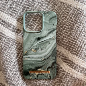 Mobilskal  - Grönt mobilskal ifrån Ideal of Sweden. Skalet är till iPhone 13 Pro💓Inte använt mycket så bra skick