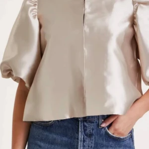 BY MALINA CLEO BLUS - Säljer min ByMalina Cleo Blus, endast använd ett fåtal gånger! Nypris 2200kr