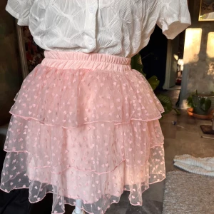 Tyllkjol med hjärtan - Superfin tyllkjol från romwe! (Tror jag🫣)  Storlek s Elastisk i midjan