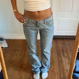 Lågmidjade vintage jeans  - Lågmidjade vintage jeans.  Jag på bilden är 170cm.  Midjemåttet: 41cm (rätt över )  Inerbenslängd: 85cm Inga defekter 💕 använd dig utav köp nu🫶 
